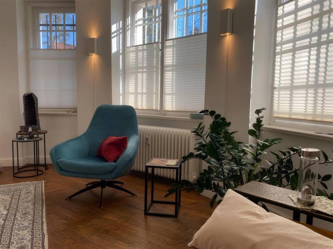 Sessel-Ecke mit Pflanzen am Fenster