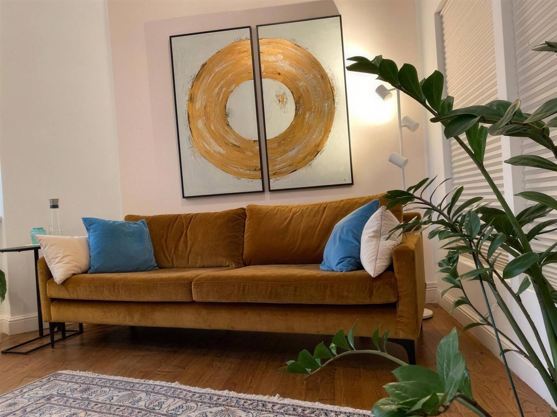 Der Behandlungsraum mit Cognac-Samtsofa, Sessel, Teppich und warmem Tageslicht