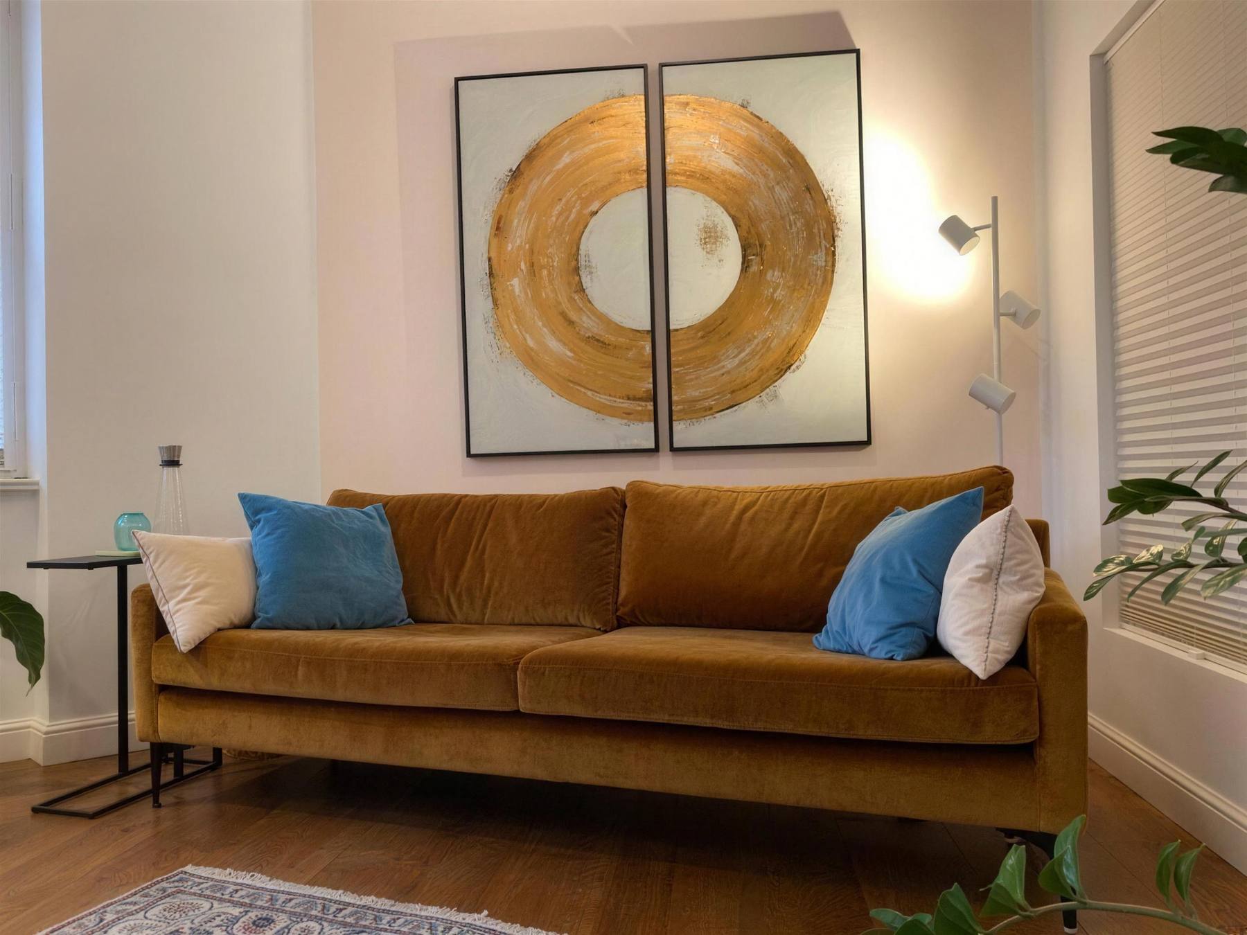 Das Sofa im Behandlungsraum, warmes Licht und Pflanzen